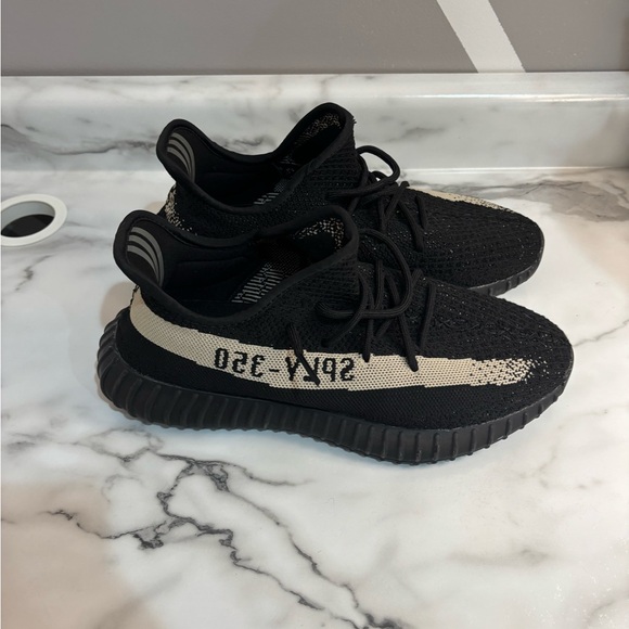 Yeezy Boost 350 V2 Oreo Size 10.5 - Picture 6 of 6